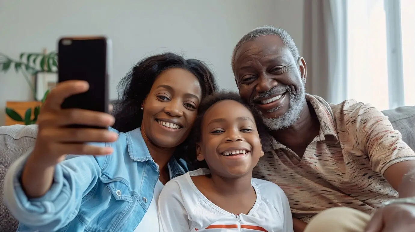 Eine Familie präsentiert ihr Zuhause.