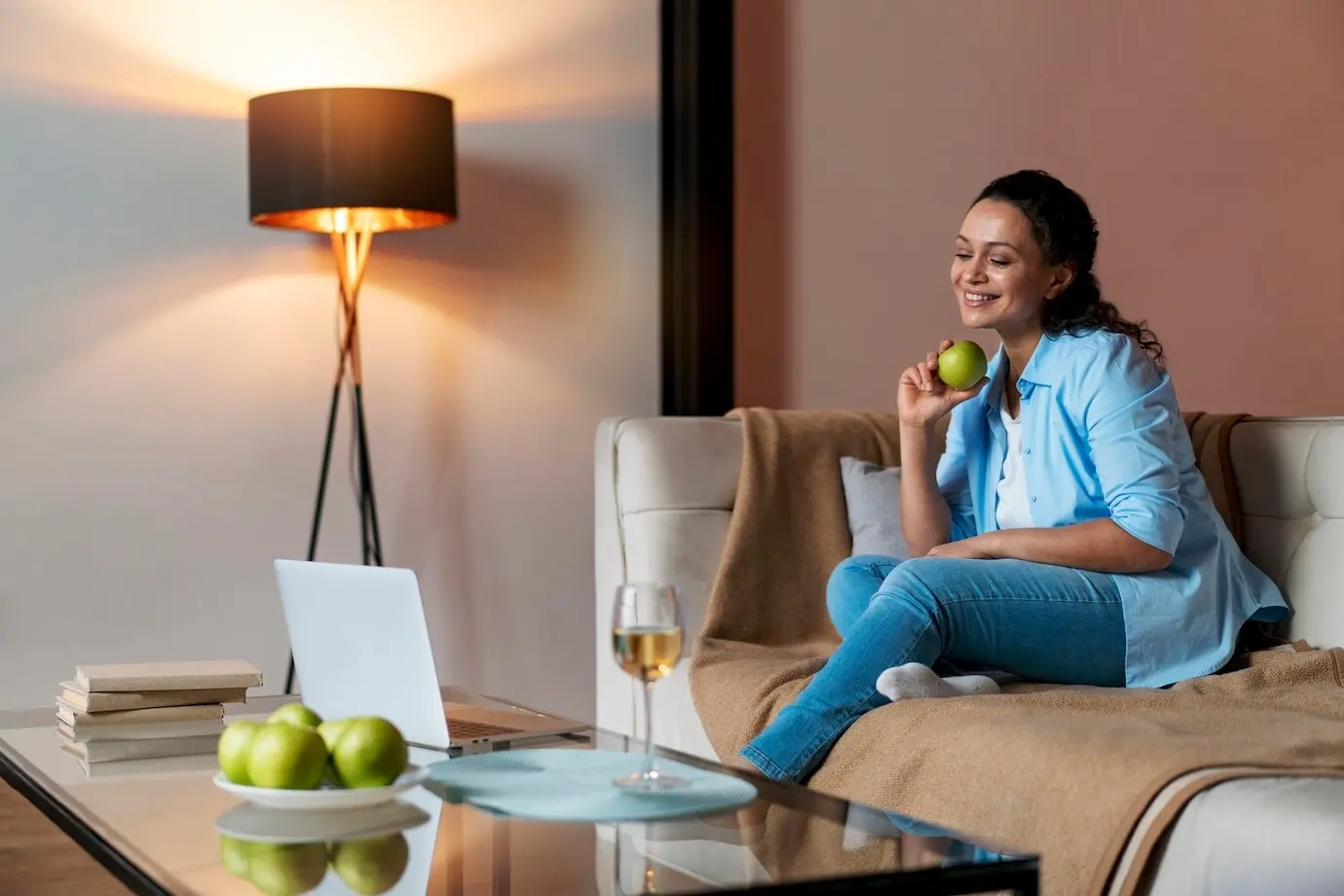 Eine Frau spricht mit ihrem weit entfernt lebenden Geliebten.